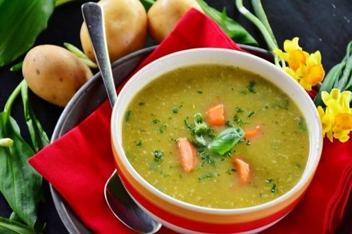 Supă cu șuncă afumată gustoasă și hrănitoare