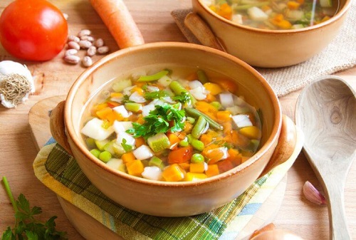 Supă cu șuncă afumată și multe legume