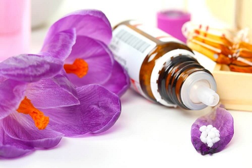 Terapia florală Bach administrată prin sticluță cu picurător
