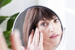 5 trucuri pentru a părea mai tânără cu bani puțini