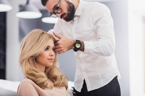 Trucuri pentru a părea mai tânără precum o tunsoare nouă