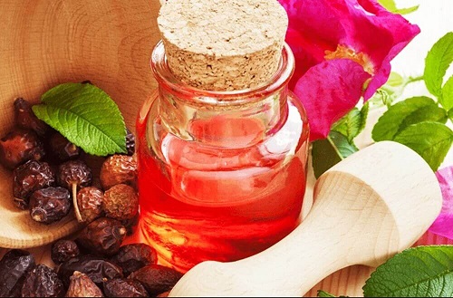Uleiul de măceșe pe lista de remedii naturale pentru călcâiele uscate