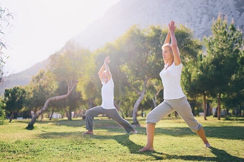 Yoga în aer liber