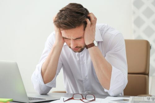 Bărbat care ar încerca un medicament nou împotriva migrenei