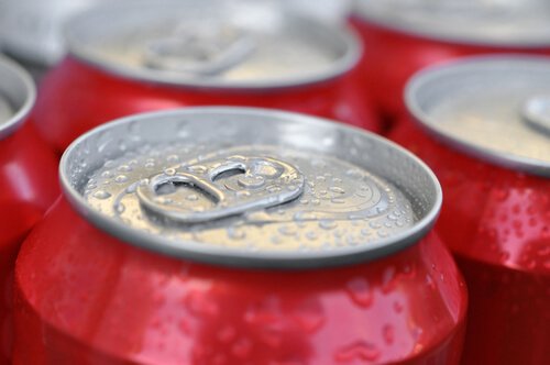 Băuturile carbogazoase sunt alimente de evitat dacă urmezi o dietă
