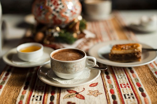 Cafea caldă în cești