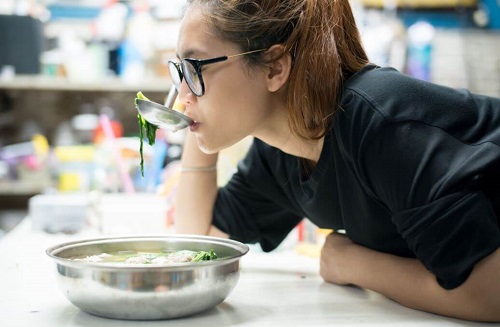 Femeie care încearcă dieta de o săptămână cu supă de varză