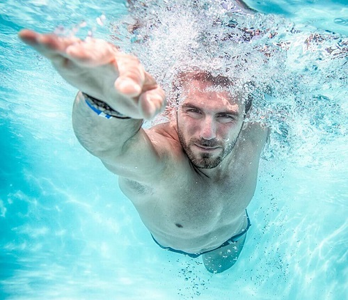Înotul este un exercițiu complet practicat de bărbați, femei și copii