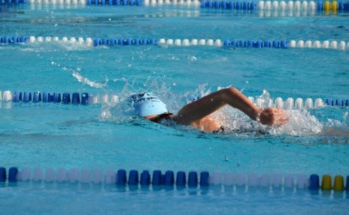 Înotul este un exercițiu complet ce poate fi practicat la piscină