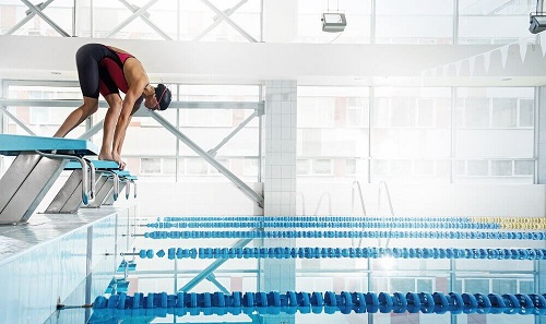 Înotul este un exercițiu complet ce ameliorează durerile de spate