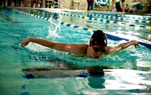 Înotul este un exercițiu complet pentru tot corpul