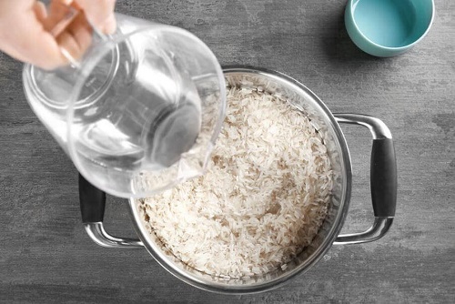 Modalități de a prepara orez fiert în apă sau supă
