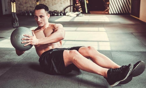 Răsucirile pe lista de exerciții pentru un abdomen perfect