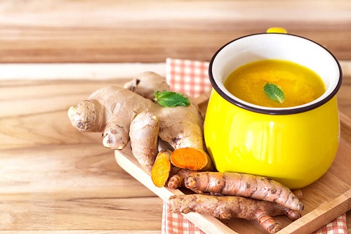 Rețetă de băutură pentru stimularea metabolismului cu ghimbir și curcuma