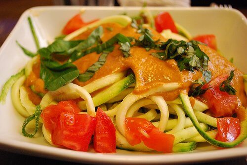 Rețete cu legume la aburi precum spaghetele în sos alb