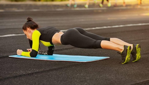 Scândura pe lista de exerciții pentru un abdomen perfect