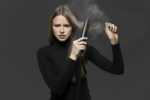 Cum să-ți îndrepți părul fără placă: 4 metode naturale