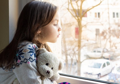 Lipsa de afecțiunie la copii duce la singurătate