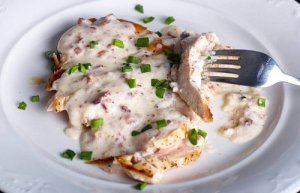 Rețetă delicioasă de piept de pui cu sos de brânză