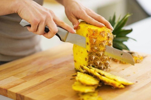 Salate de ananas preparate cu diferite ingrediente sănătoase