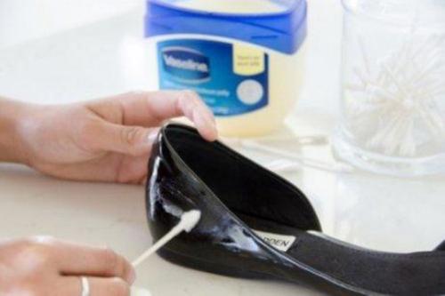 Indicații pentru curățarea pantofilor de lac