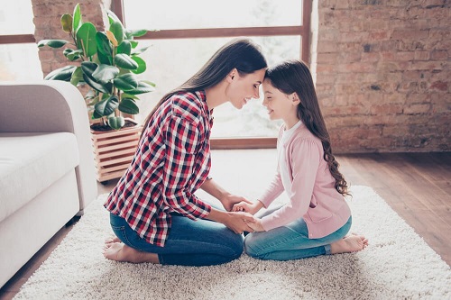 Fata singură la părinți are relații bune cu adulți