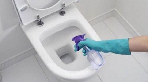 Oțet alb folosit pentru curățarea vasului de toaletă