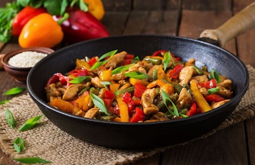 Rețetă delicioasă de pui cu legume