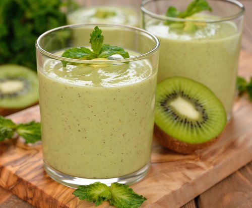 Smoothie-ul verde poate fi preparat cu kiwi