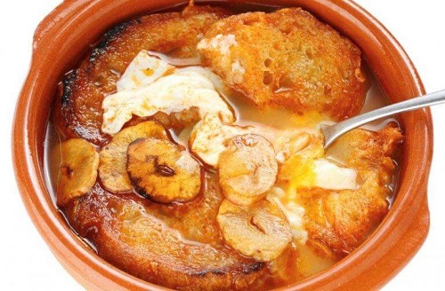 Supă de usturoi cu felii de pâine prăjită