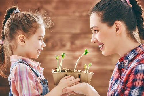 O super mamă împarte sarcinile gospodărești cu restul familiei