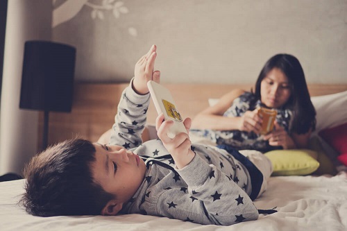 Motivarea unui copil leneș care petrece mult timp pe telefon