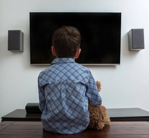 Motivarea unui copil leneș care se uită mult timp la televizor