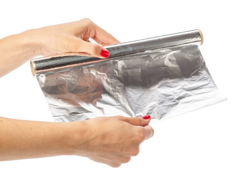 Motive pentru care să nu folosești folie de aluminiu la gătit