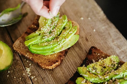 Pâine prăjită cu avocado pentru micul dejun