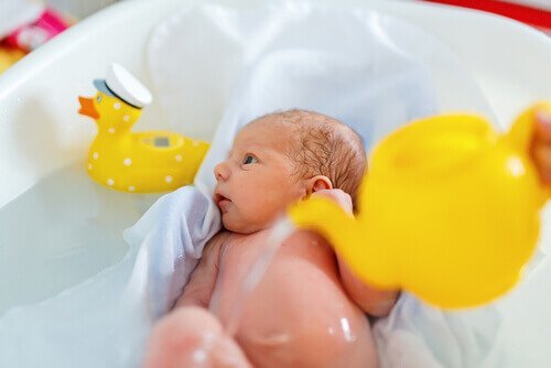 Produse folosite când faci baie unui nou-născut