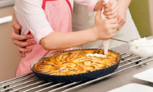 Rețetă de tartă cu mere preparată cu unt și biscuiți