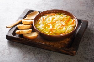 Încearcă dieta de o săptămână cu supă de varză