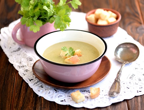 Tratează simptomele menopauzei cu o supă de legume și maca