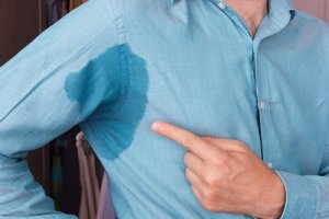 5 trucuri pentru îndepărtarea petelor de transpirație