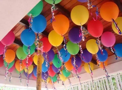 Decorațiuni cu baloane pe tavan