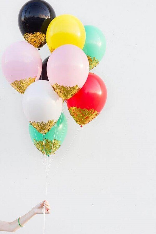 Decorațiuni cu baloane cu slipici auriu