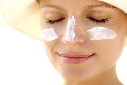 Modalități de a-ți hidrata pielea prin aplicarea de cremă