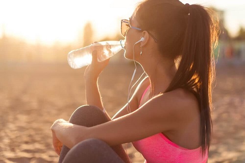 Apa este esențială pentru hidratarea pielii