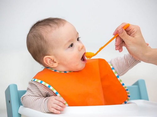 Hrănirea bebelușului cu piure de fructe: beneficii