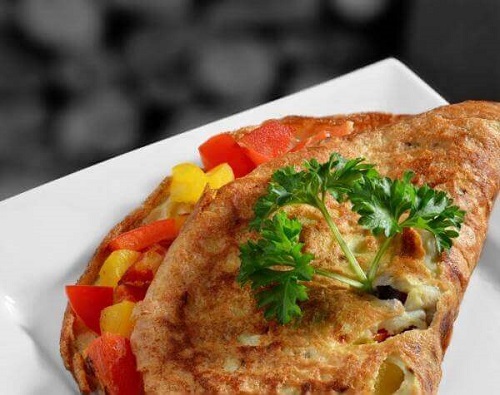 Rețetă de omletă vegetală cu roșii și porumb