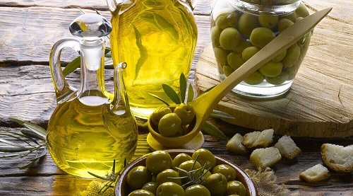 Ulei de măsline în remedii pentru hidratarea pielii uscate