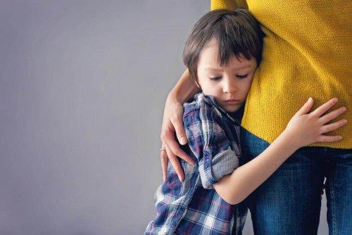 Copil lângă mama sa