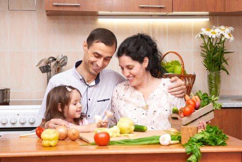 Familie împreună la masă