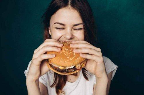 Femeie care mănâncă fast food